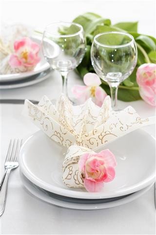 table%20setting%20with%20embroidered%20napkin%20&amp;%20flower%20(Small)