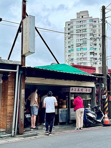 食記。新北。淡大學生最愛的無名蒸餃。手工蒸餃.湯餃