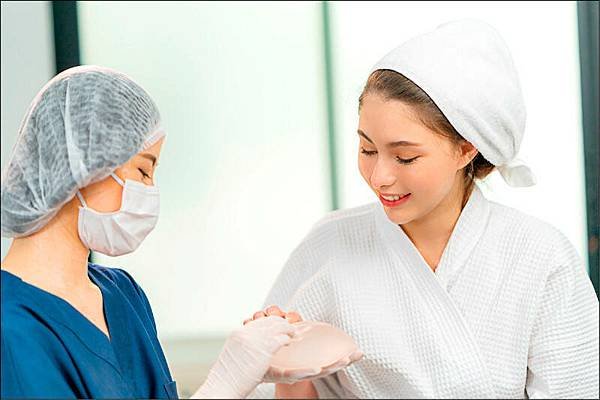 【健康新聞】健康網》矽膠隆乳有風險嗎？ 食藥署列不良反應