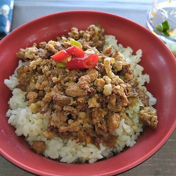 台中．東勢《老路麵食館．肉燥飯．隔間肉》