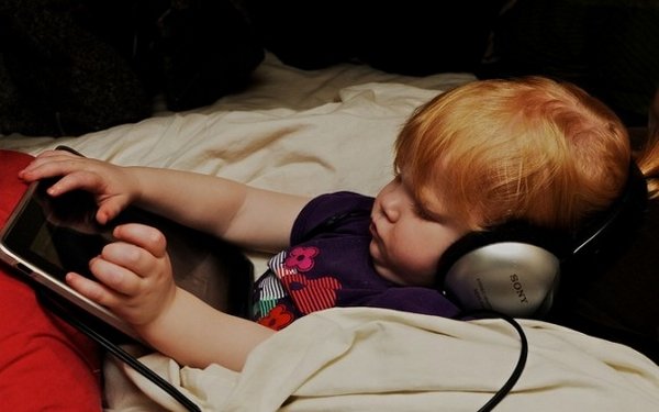 toddler-with-headphones-using-ipad1-570x380