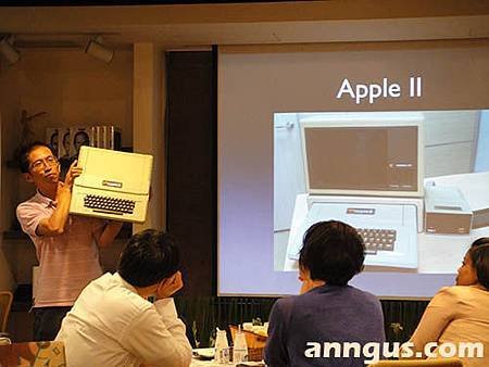 數位原力徐總展示蘋果二代機