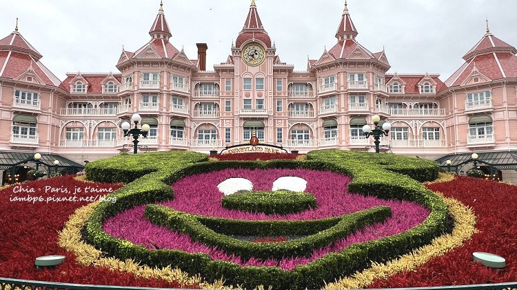 巴黎迪士尼入口，米奇花卉造型前的粉紅色迪士尼樂園飯店建築