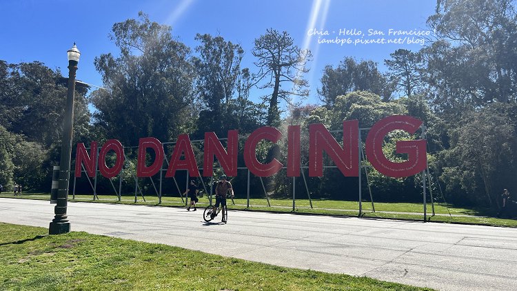 金門公園內一處幽默藝術裝置，紅色巨大字樣寫著 NO DANCING，吸引遊客駐足拍照。