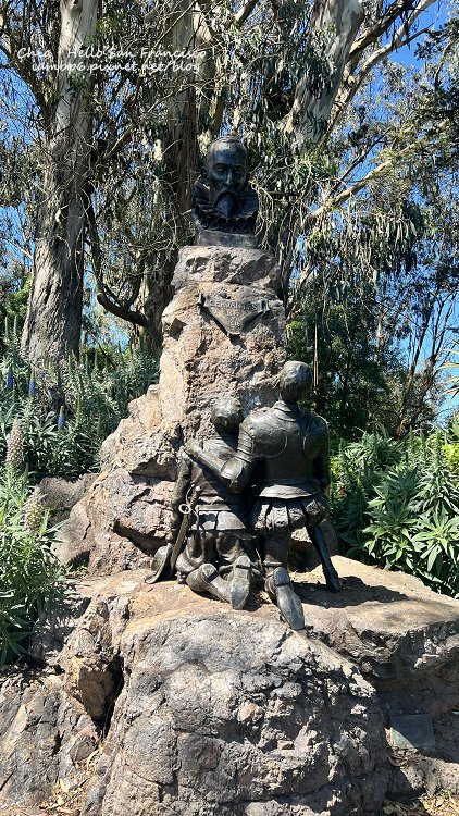 金門公園內的賽凡提斯雕像，前方為唐吉訶德與桑丘仰望作家本尊銅像，位於莎士比亞花園附近。