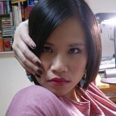 醜人搔首弄姿中