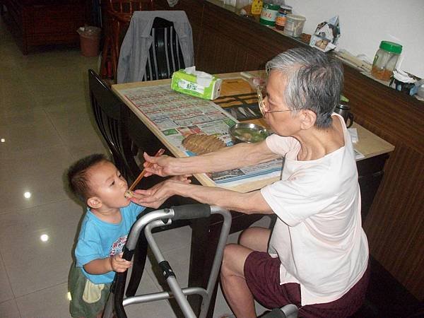 阿嬤，我還要吃