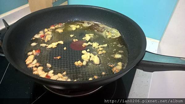 炭烤叉燒佐酸豆鯷魚櫛瓜義大利麵