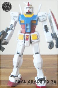 手持光束步槍的RX-78鋼彈