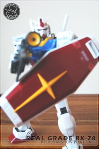 以盾牌掩護，面對鏡頭射擊的RX-78鋼彈