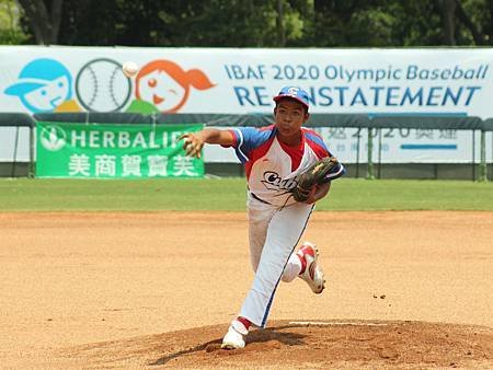 古巴塞德隆主投4局率球隊以15比0拿下第2勝.JPG