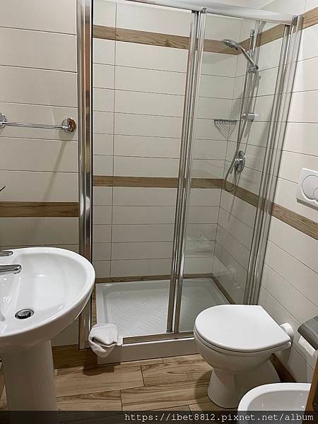 。羅馬住宿 // 鄰近車站無早餐的市景公寓房 Hostel 