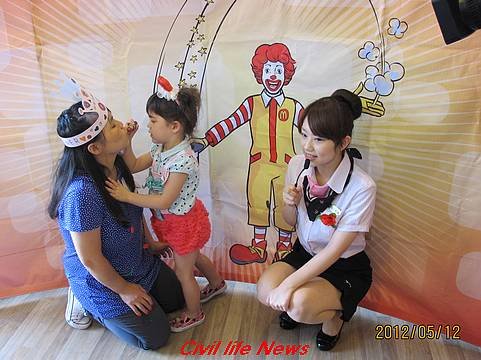 台非混血兒參加麥當勞母親節活動, 親手幫媽媽打扮成最美麗的女王