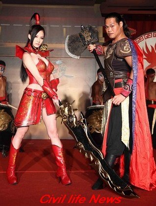 04_林采緹和九天大師兄「瑪利亞」兩人手持大刀與巨斧隔空交戰，搭配震撼人心的鼓陣，蕩氣迴腸、血脈噴張-1
