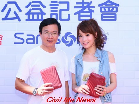 Samsonite 希望小箱公益活動 左-Samsonite台灣區總經理林福平 右-公益大使蔡淑臻