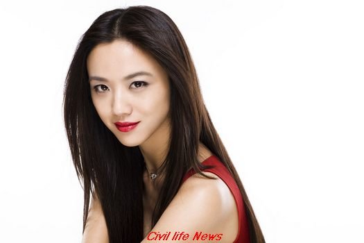 湯唯難得以紅唇妝容拍攝宣傳照，呼應SK-IIｘROCHAS限定版款青春露紅色瓶身設計