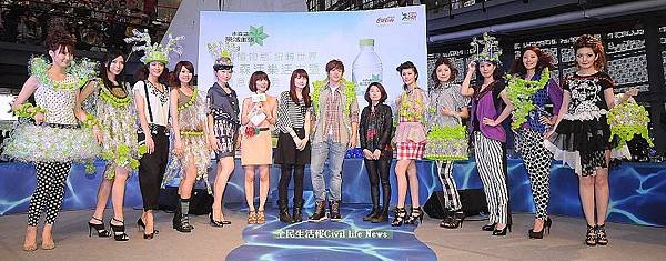 倪安東首度登上花博時尚伸展台，引領10位女模簇擁上演奇幻森林.JPG
