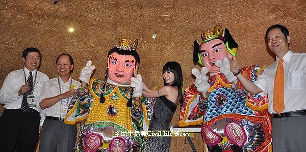首席總經理彭培業及電音三太子同樂.jpg