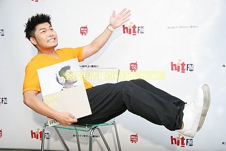 5-李玖哲怕胖作緊腹運動.jpg