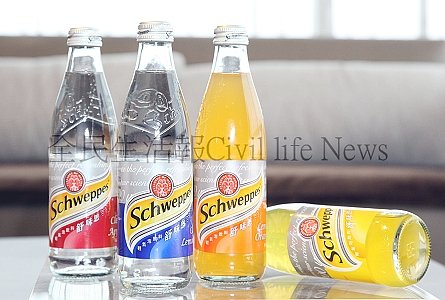 風行百年的歐洲輕氣泡飲料Schweppes在台上市，有經典檸檬、晶透蘋果、檸檬香橙以及香芒甜橙四種口味，果香酸甜、口感清爽，深獲全球消費者喜愛。.JPG