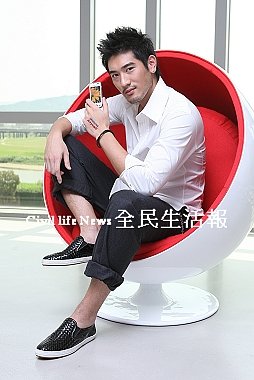 %A1%AB瀟灑入鏡  自由掌握三星 JET S8000 白色時尚.jpg