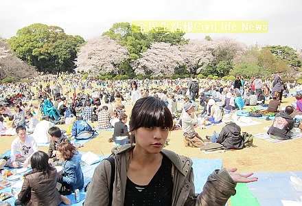 夏宇童趁拍戲之便賞櫻2.jpg