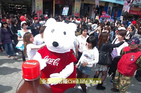 場瞬間凝結2分鐘，引起民眾駐足圍觀。.JPG