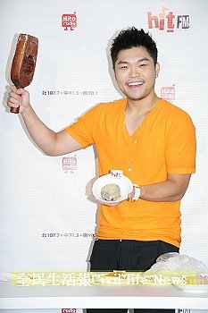 3-李玖哲高舉壓模器展大師風範.jpg