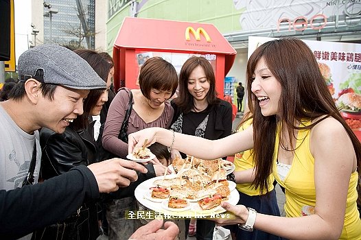 民眾爭相享用麥當勞季節限定百匯雞腿堡 一品為快.JPG