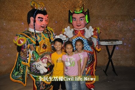 小朋友爭相與酷炫電音三太子合照.JPG