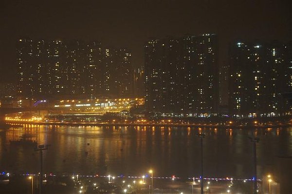 從我們的飯店往外拍,其實夜景也不錯:)