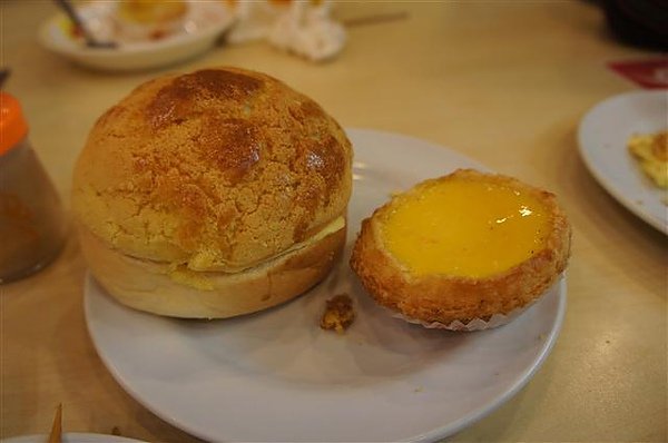 菠蘿油與蛋塔,都很普通...