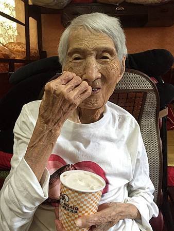 96歲吃冰淇淋