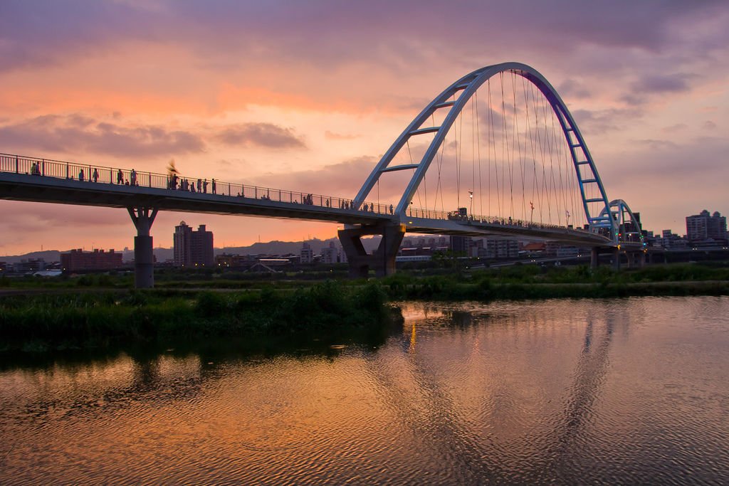 【新北景點】板橋新莊新月橋‧跨堤景觀橋│騎單車賞夕陽夜景│4