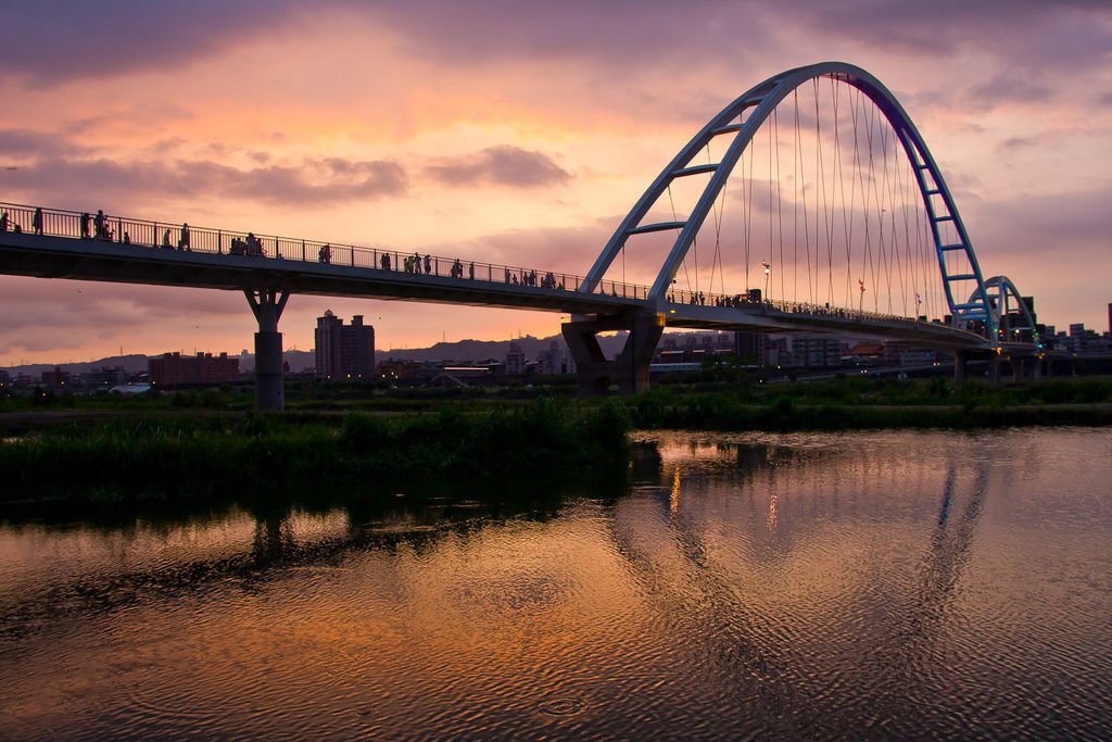 【新北景點】板橋新莊新月橋‧跨堤景觀橋│騎單車賞夕陽夜景│4