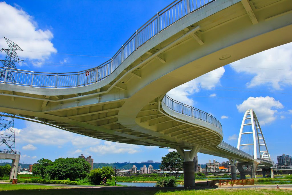 【新北景點】板橋新莊新月橋‧跨堤景觀橋│騎單車賞夕陽夜景│4