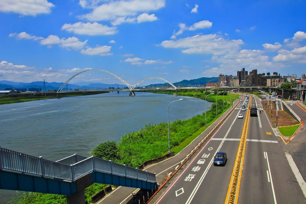 【新北景點】板橋新莊新月橋‧跨堤景觀橋│騎單車賞夕陽夜景│4