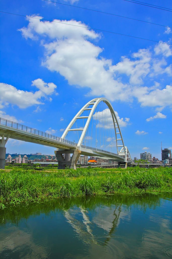 【新北景點】板橋新莊新月橋‧跨堤景觀橋│騎單車賞夕陽夜景│4