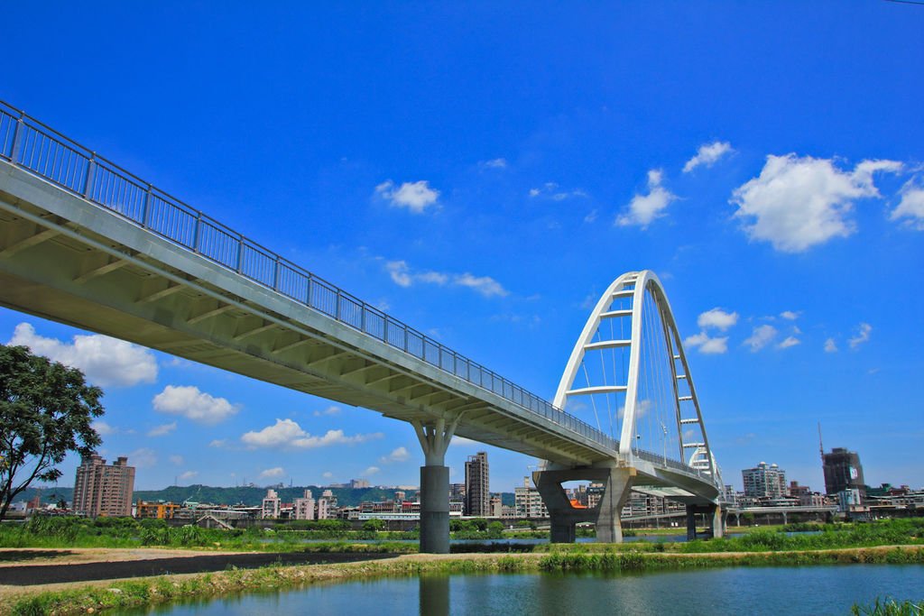 【新北景點】板橋新莊新月橋‧跨堤景觀橋│騎單車賞夕陽夜景│4