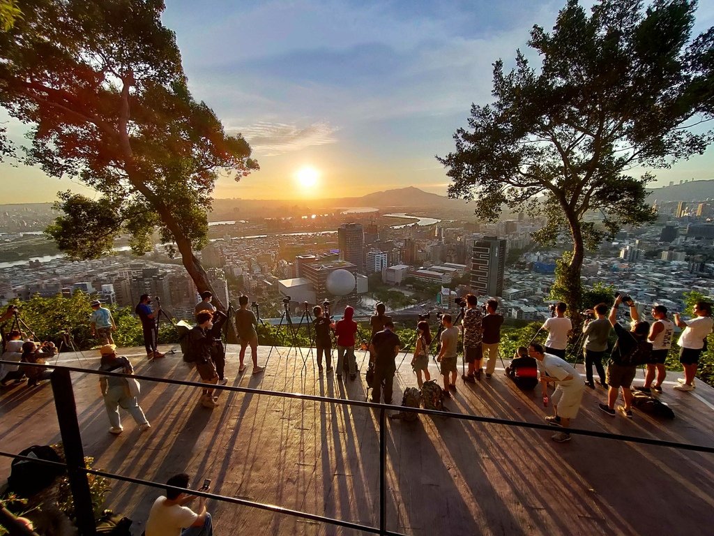 【台北景點】劍潭山親山步道‧北眼平台‧微風平台賞夕陽‧夜景‧