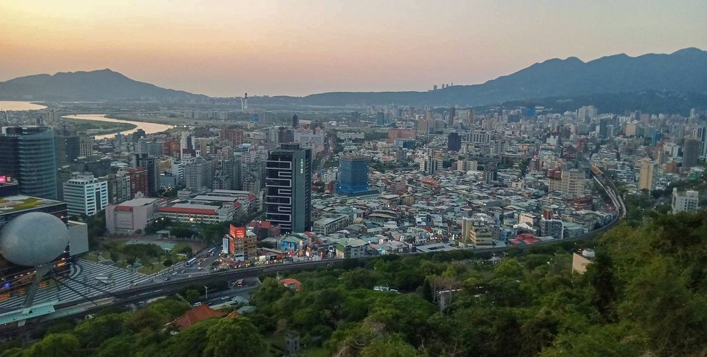 【台北景點】劍潭山親山步道‧北眼平台‧微風平台賞夕陽‧夜景‧