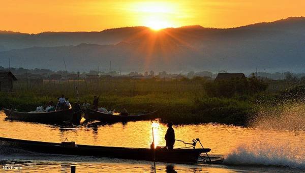 Inle lake sunset and boat