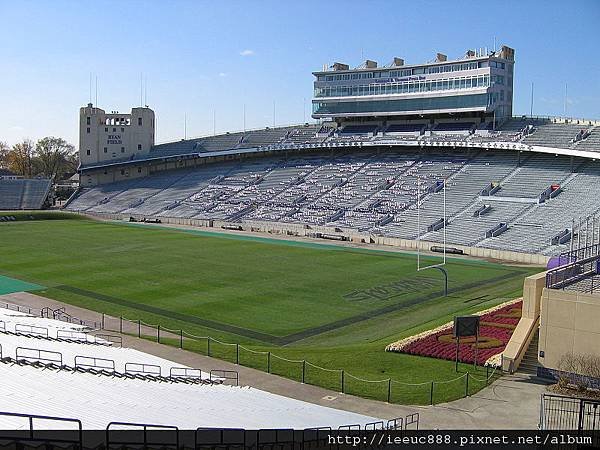 800px-Ryan_Field.jpg