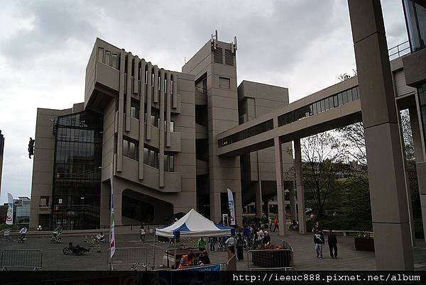 800px-University_of_Leeds_(4th_May_2010)_035.jpg