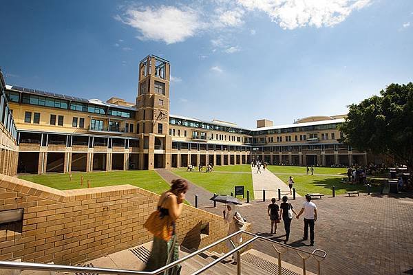 800px-Unsw_quadrangle_building_2010-05-11.jpg