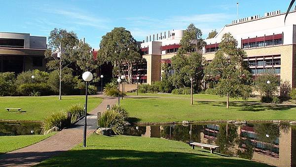 800px-Uni_of_Wollongong_Science_buildings.JPG