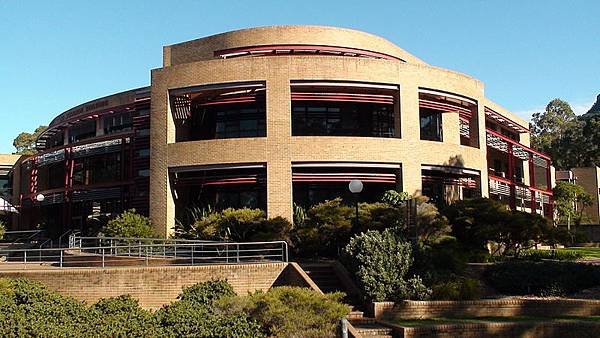 800px-Uni_of_Wollongong_McKinnon_building.JPG