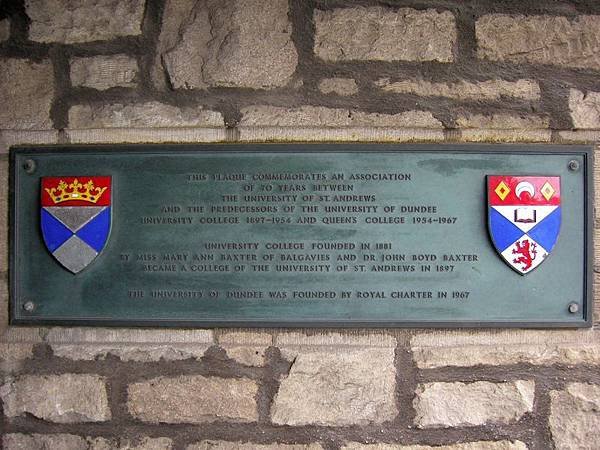 800px-Dundee_Uni_Plaque