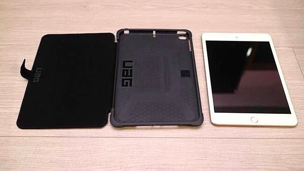 UAG IPAD MINI5保護殼上機前.JPG