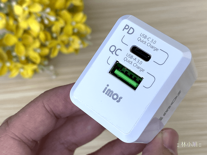 imos PD3.0 與 QC3.0 雙模雙孔閃電充電器開箱 (ifans 林小旭) (11).png